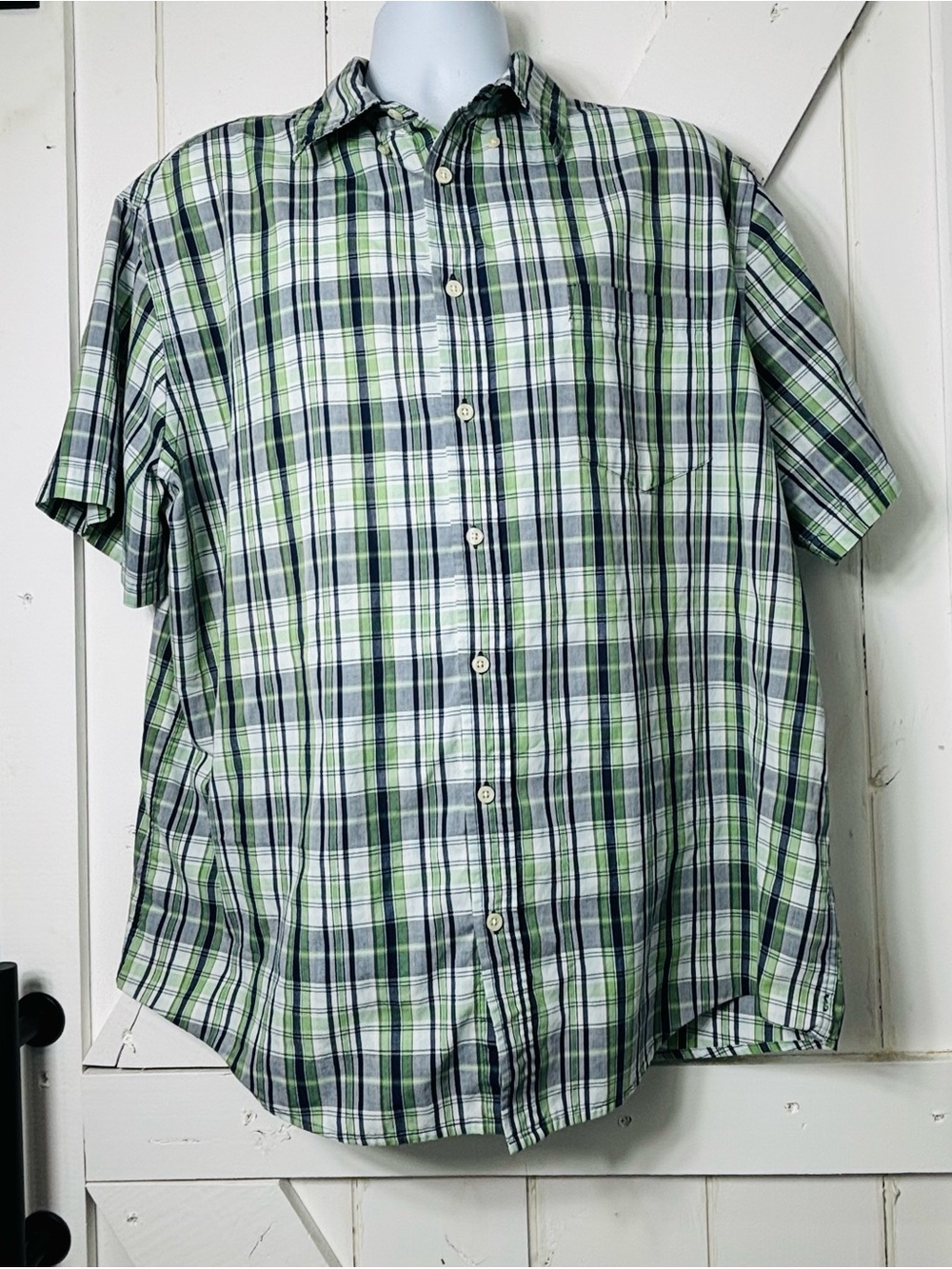 Classic Green Plaid Short-Sleeve Button-Up Shirt M601
